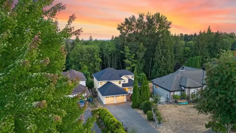 16352 77 AVENUE image #1