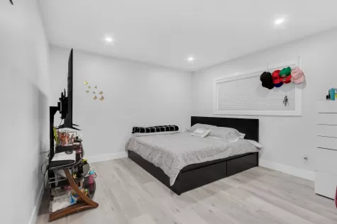 383 LAURENTIAN CRESCENT image #2