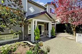 2 215 E KEITH ROAD, North Vancouver, North Vancouver, BC