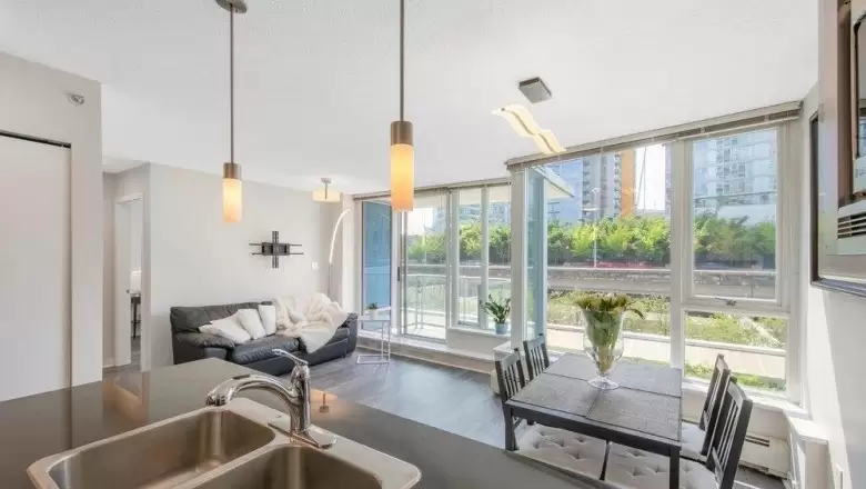 601 188 KEEFER PLACE image #1
