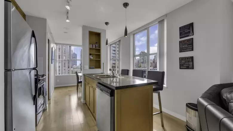 902 989 RICHARDS STREET image #1