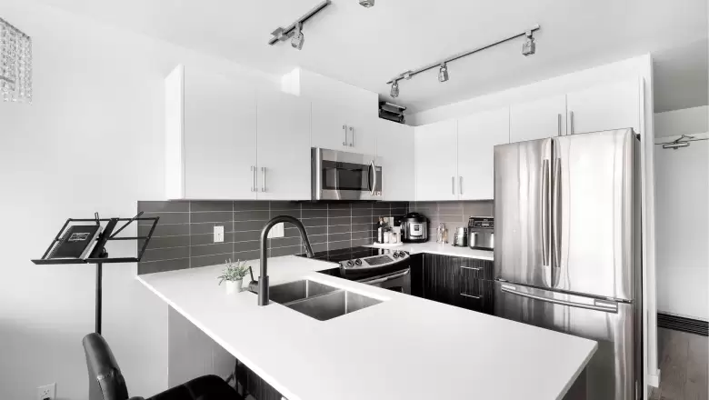 208 2711 KINGSWAY image #1