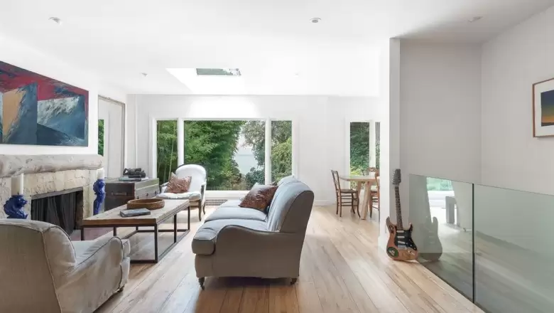 4488 ROSS CRESCENT image #1
