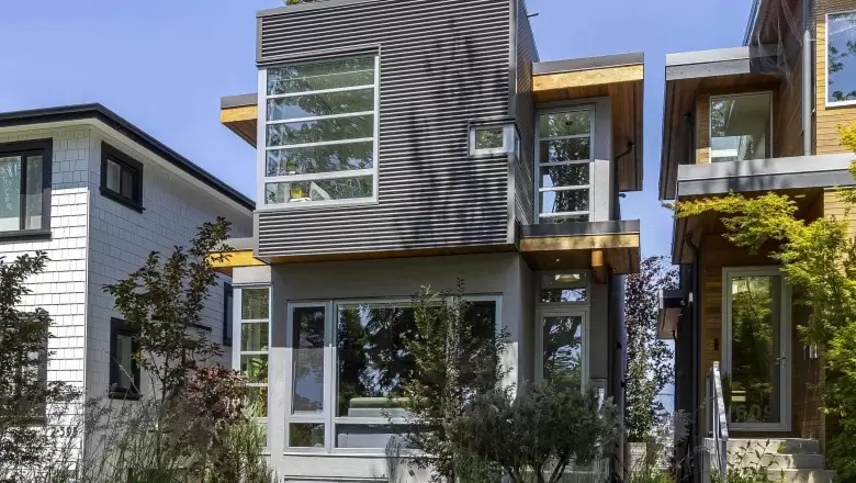 607 E 31ST AVENUE image #1