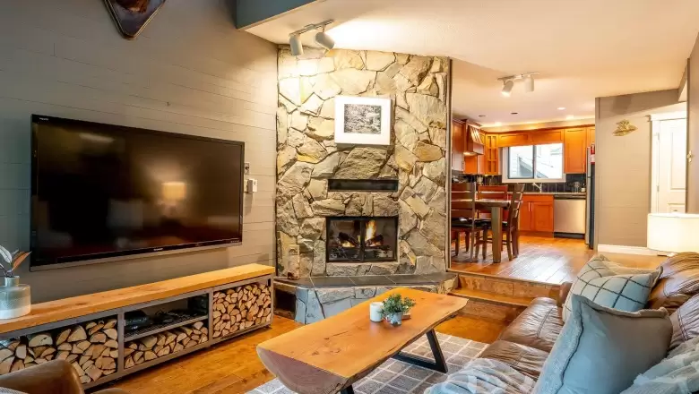 2 6125 EAGLE DRIVE image #1