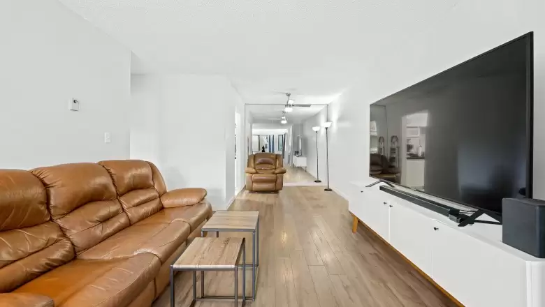305 9584 MANCHESTER DRIVE image #1
