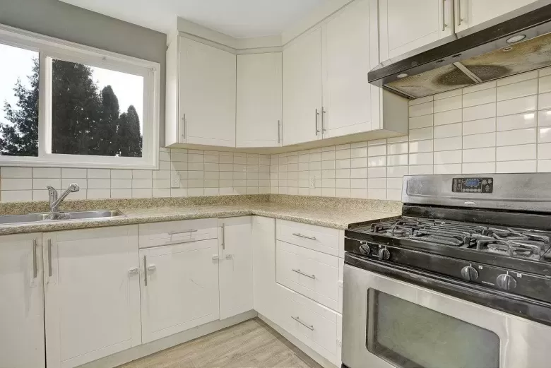 26688 33 AVENUE image #1