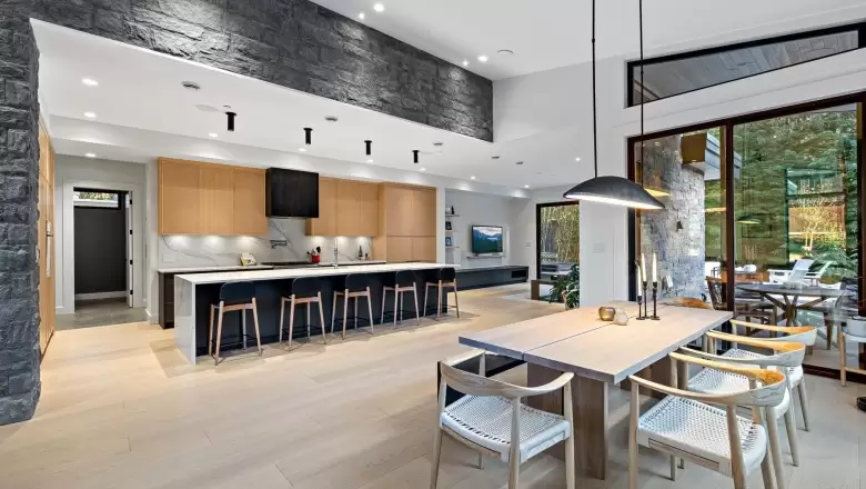 3340 MAMQUAM ROAD image #1