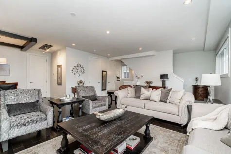 64 15988 32 AVENUE image #1