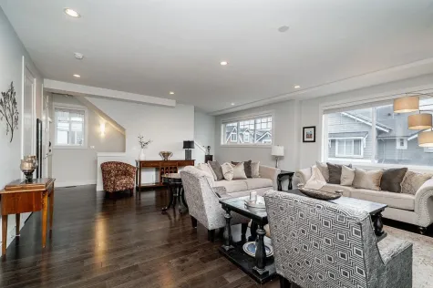64 15988 32 AVENUE image #2