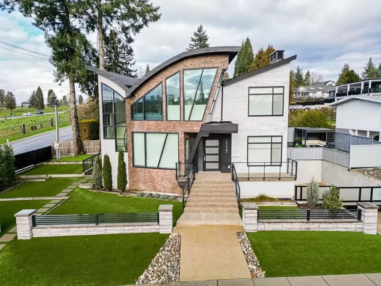 5225 EGLINTON STREET image #1