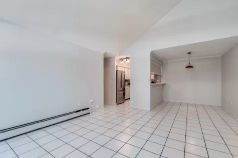 302 932 ROBINSON STREET image #1