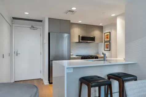 606 638 BEACH CRESCENT image #1