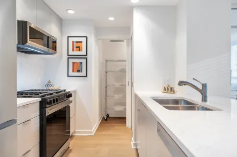 606 638 BEACH CRESCENT image #3