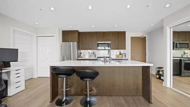 302 6160 LONDON ROAD image #1