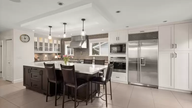 4682 46 AVENUE image #1