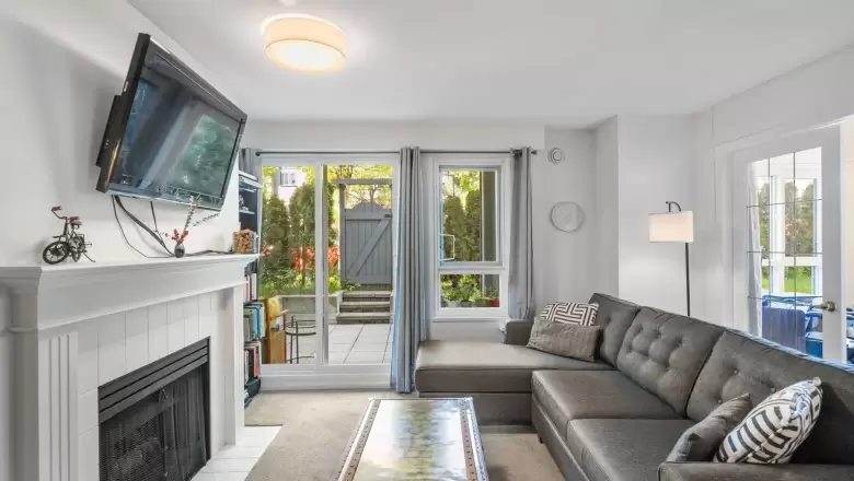 105 2736 VICTORIA DRIVE image #1