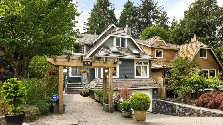 5795 GROUSEWOODS CRESCENT, North Vancouver, BC