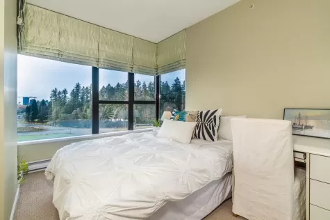 1202 15 E ROYAL AVENUE image #4