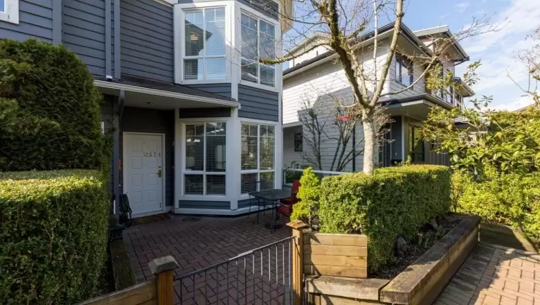 1 257 E 6TH STREET, North Vancouver, BC