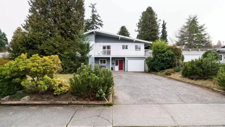 4942 6 AVENUE image #1