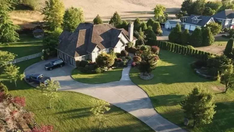 25742 82 AVENUE image #1