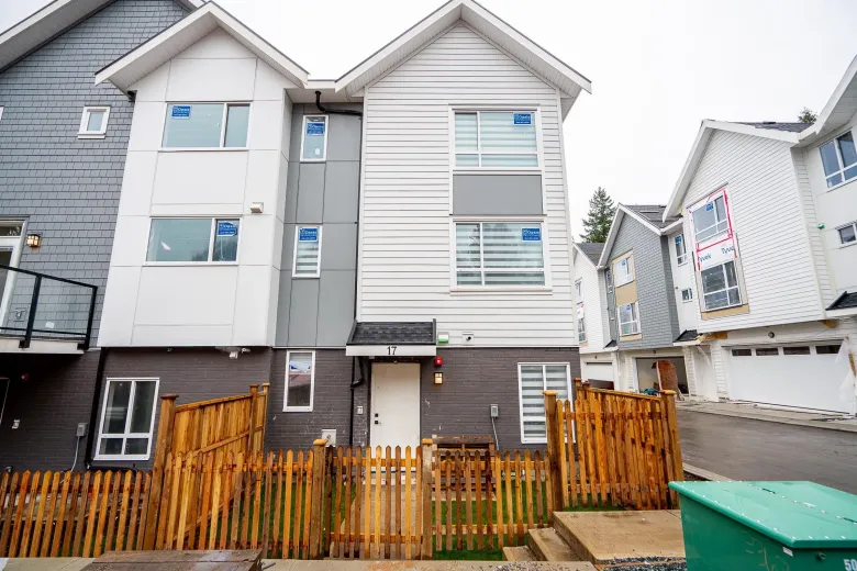 8 20463 70 AVENUE image #1
