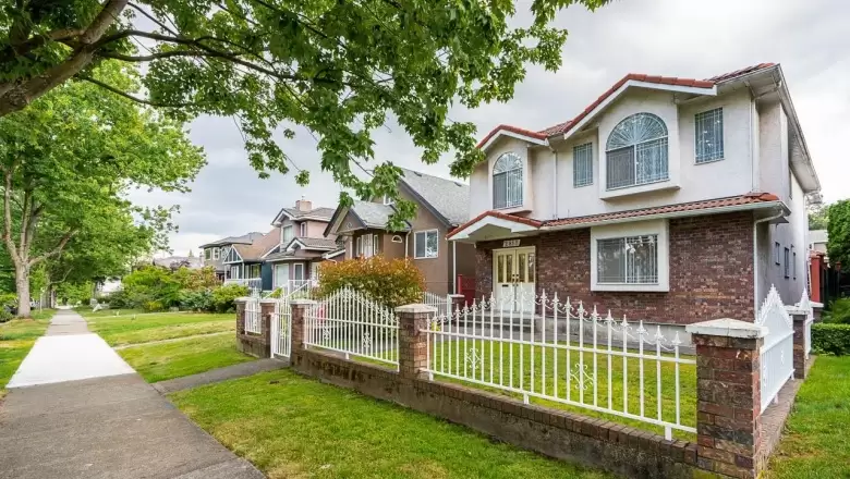 2818 TRIUMPH STREET image #1
