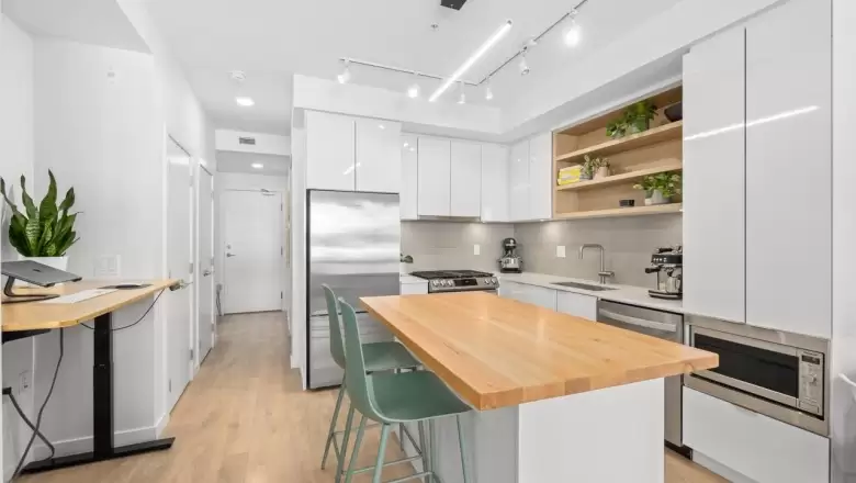 203 725 MARINE DRIVE image #1