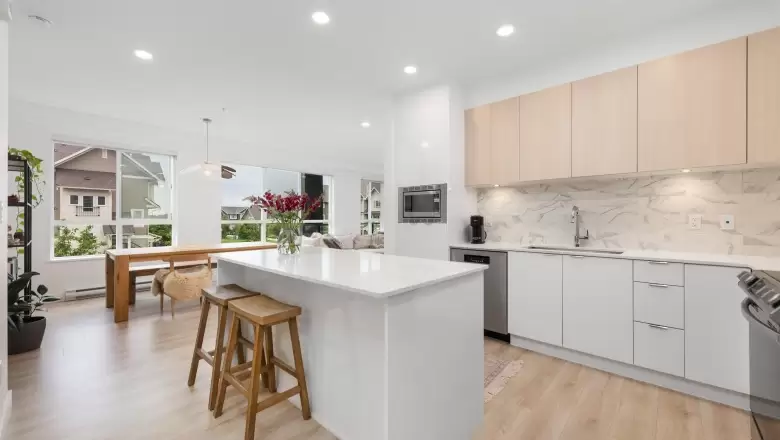 219 1792 STARLING DRIVE image #1