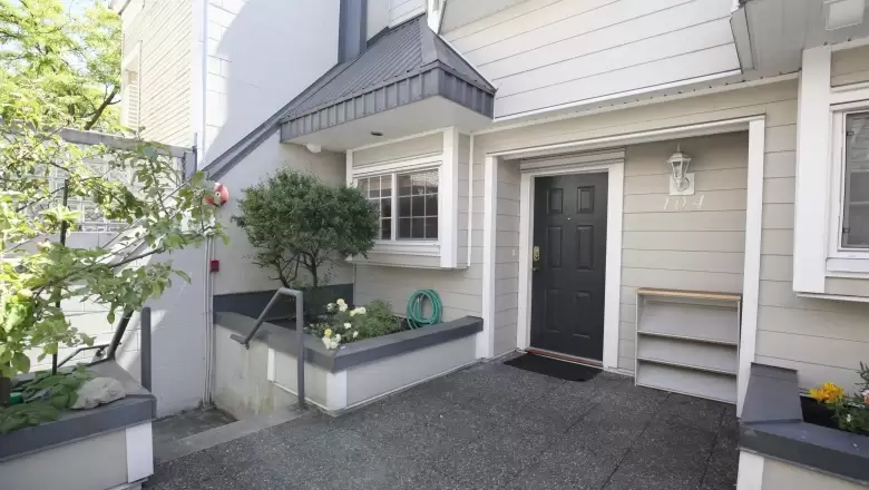 104 3753 W 10TH AVENUE image #1