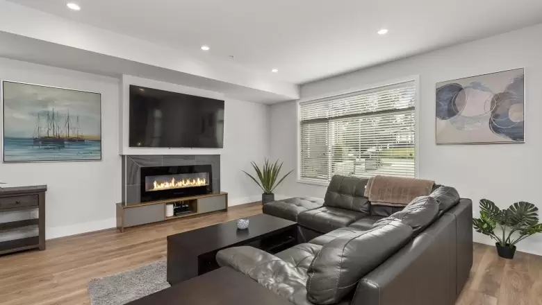 44 33209 CHERRY AVENUE image #1