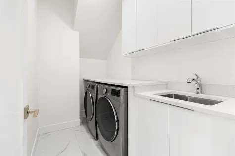4577 53 STREET image #1