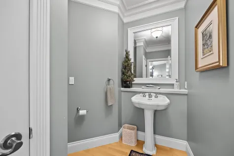 3750 SOMERSET CRESCENT image #1