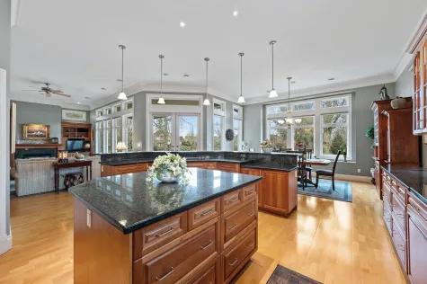 3750 SOMERSET CRESCENT image #4