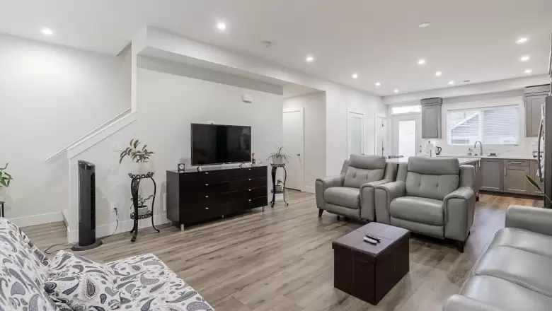 38 19239 70 AVENUE image #1