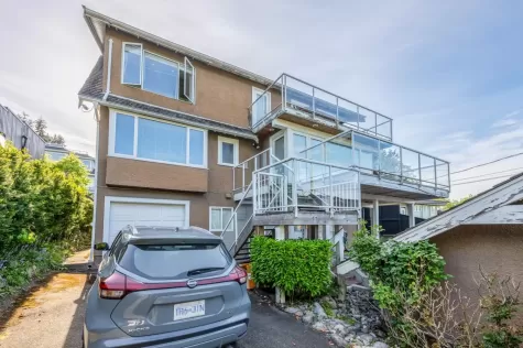 4389 LOCARNO CRESCENT image #1