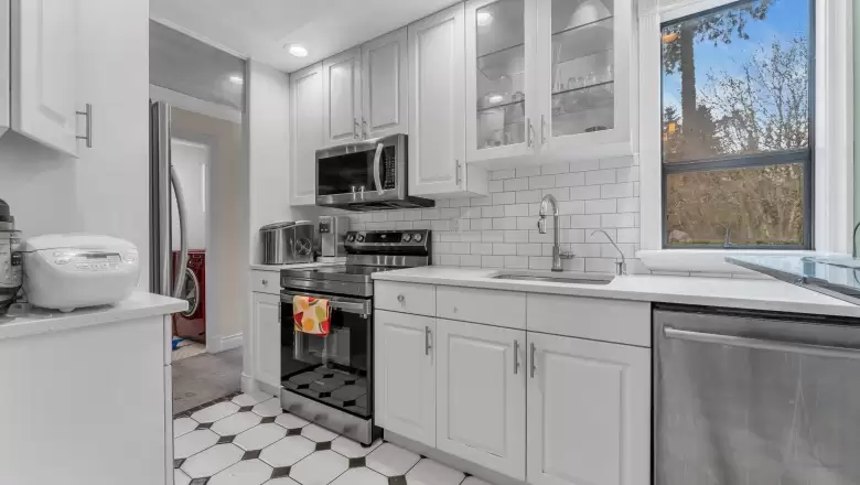 302 9149 SATURNA DRIVE image #1