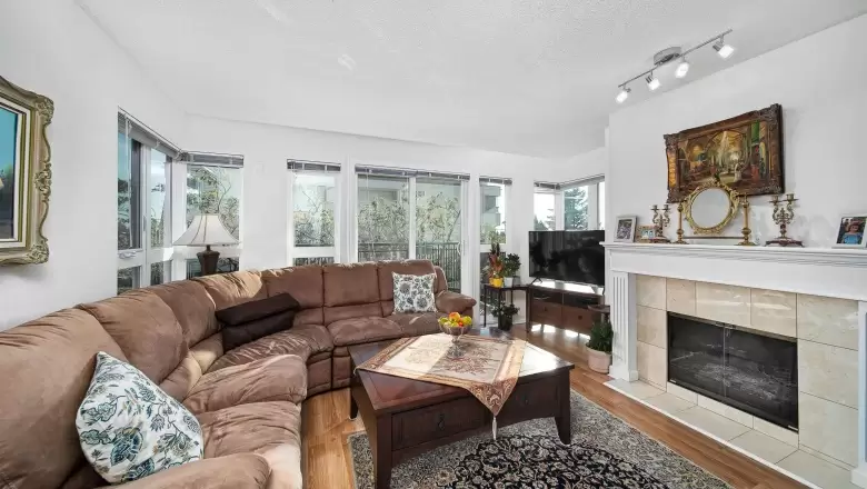 205 106 W KINGS ROAD image #1