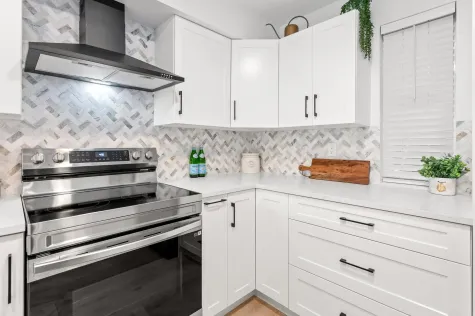 203 1570 PRAIRIE AVENUE image #3
