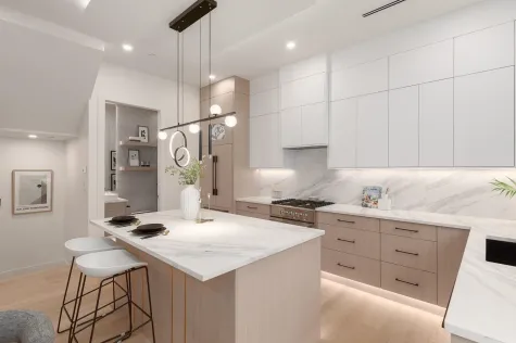 2 2658 DUNDAS STREET image #1