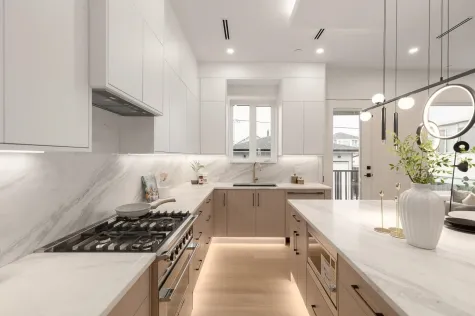 2 2658 DUNDAS STREET image #4
