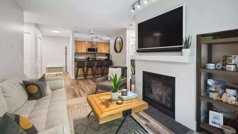 207 3260 ST JOHNS STREET image #1