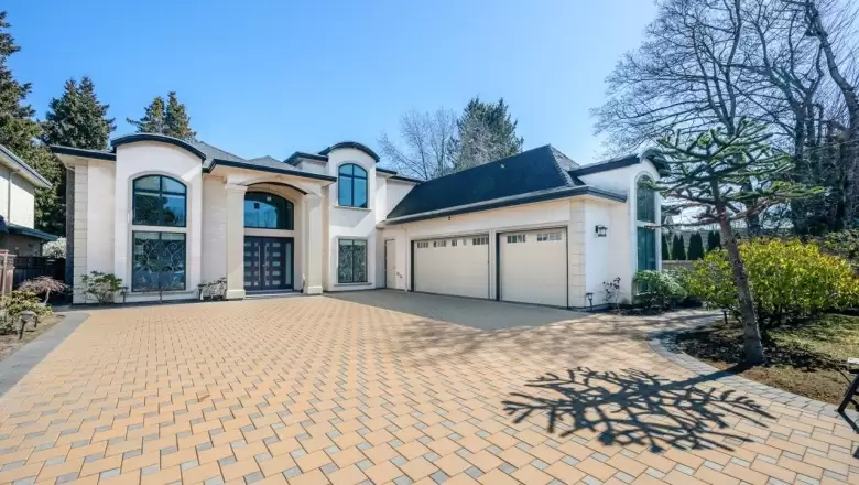 9080 PINEWELL CRESCENT image #1