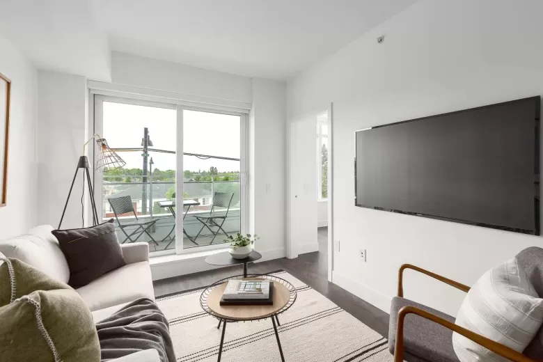 304 2435 KINGSWAY image #1