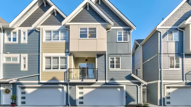 18 5377 8A AVENUE image #1