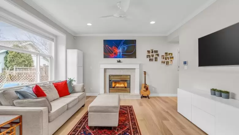 470 E 44TH AVENUE image #1