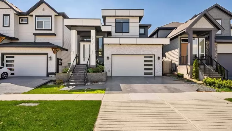 19332 71 AVENUE image #1