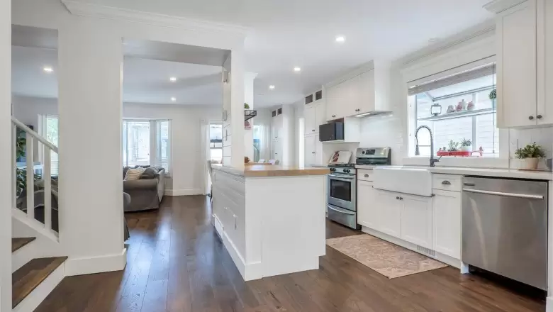 32 8863 216 STREET image #1