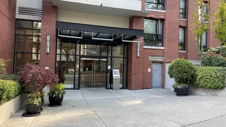 3404 909 MAINLAND STREET image #1